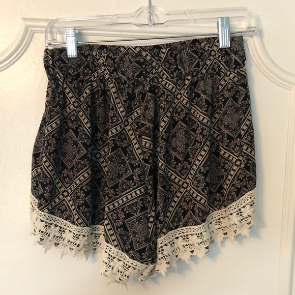 Fun and flirty patterned shorts - Picture 2 of 4